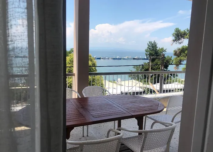 Elena's Неа-Миханиона